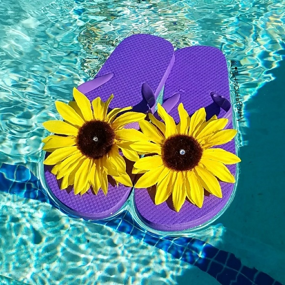 LightsOut Beauty Shoes - 🦎Flower Flip Flops💦